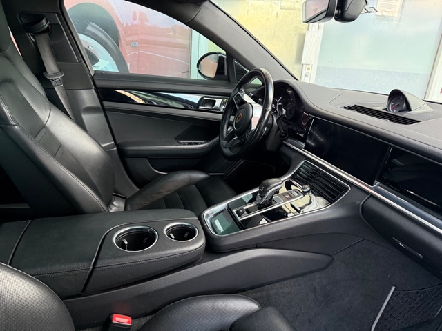 2017 Porsche PANAMERA 2