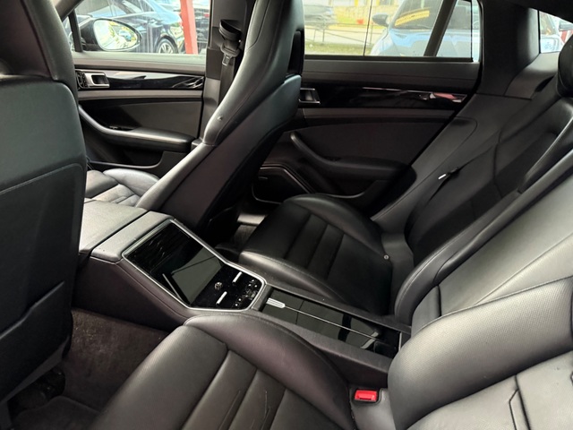 2017 Porsche PANAMERA 2